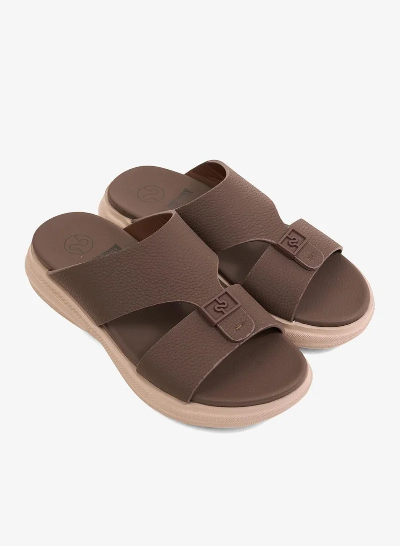 كومفورت بلس صنادل مريحة بخط عربي مميز بلون القهوة